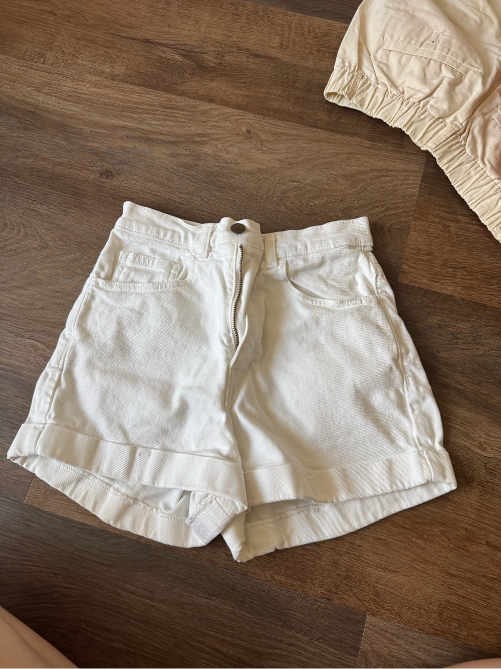 AMERICAN APPAREL - MADE IN USA - Women's White High-Rise Shorts - Size 26/27